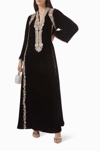 فستان طويل مزين بتطريزات مخمل