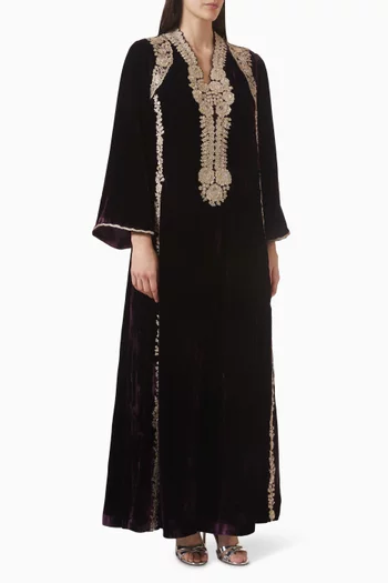 فستان طويل مزين بتطريزات مخمل