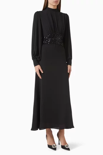 فستان طويل بحزام مزين بتطريزات بالترتر