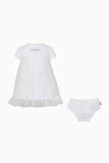 فستان بقصة واسعة وشعار الماركة