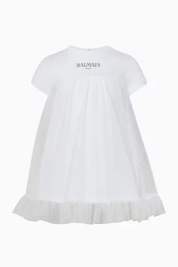 فستان بقصة واسعة وشعار الماركة