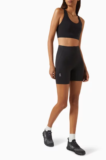 شورت رياضي بقصة ضيقة