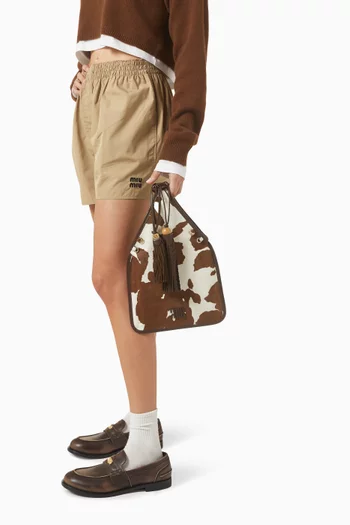 حقيبة يد بشرّابات جلد بنقشة جلد البقر 