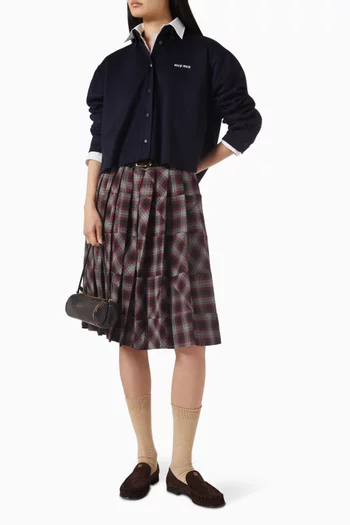 قميص مطرز بشعار الماركة مخمل