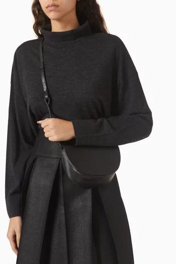 حقيبة كروس مقوسة جلد