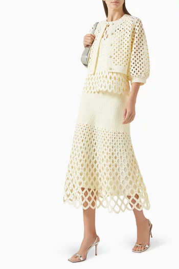 بلوزة كروشيه مزينة بتطريزات بأحجار الراين