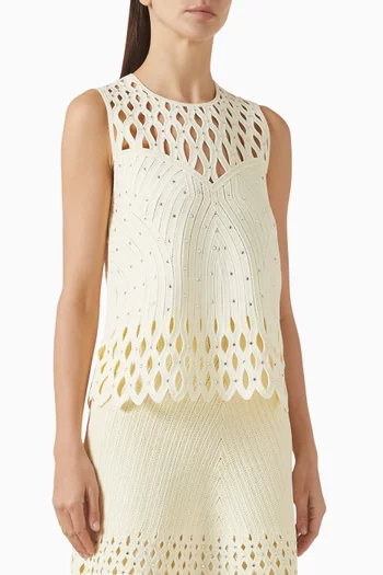 بلوزة كروشيه مزينة بتطريزات بأحجار الراين