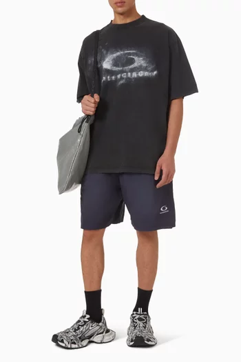 تي شيرت بقصة فضفاضة قليلاً وشعار الماركة بخطوط أقلام تلوين باهتة قطن