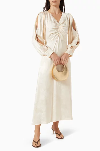 فستان طويل بكشكش على الصدر