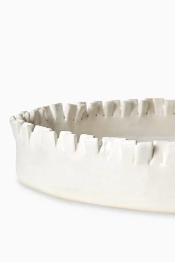 طبق كبير مزين بفتحات خزف