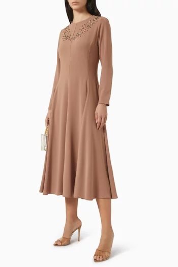 فستان مقسم لأجزاء ومطرز