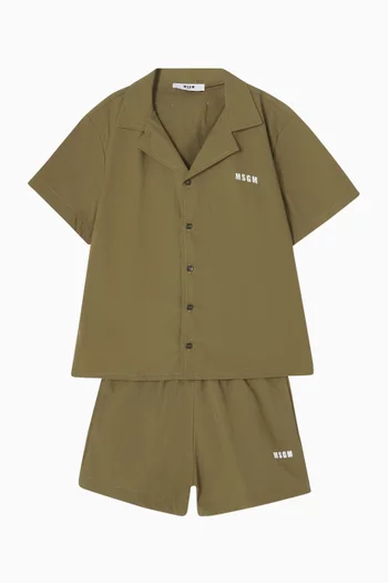 قميص بأكمام قصيرة وشعار الماركة 