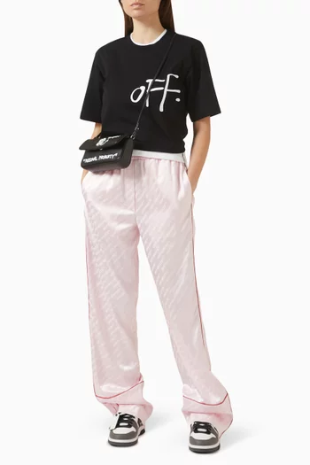 تي شيرت بقصة مربعة وشعار الماركة