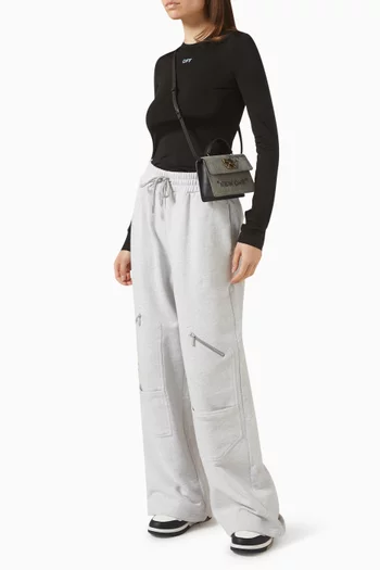 بلوزة بقصة ضيقة وشعار الماركة