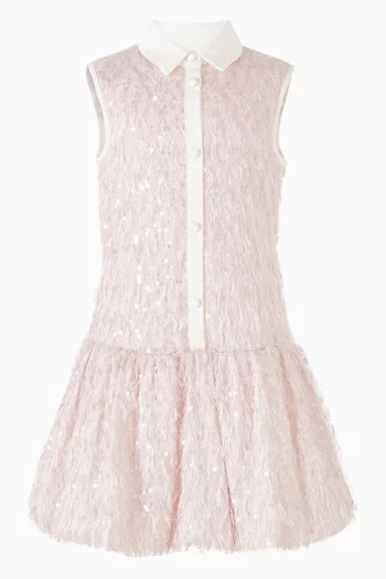 فستان بنمط قميص مطرز بالترتر ومزين بالريش 