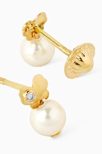 أقراط متدلية باللؤلؤ وبتصميم فراشة مرصعة بالماس