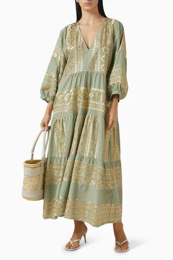 فستان طويل مزين بتطريزات