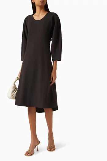 فستان متوسط الطول بقصة منحوتة