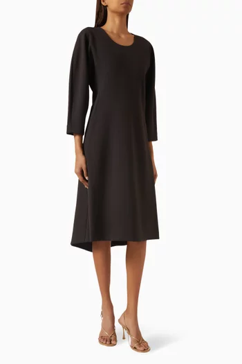 فستان متوسط الطول بقصة منحوتة