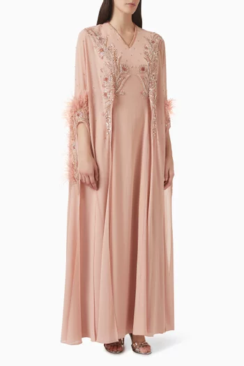 قفطان بأشرطة مزينة بالريش