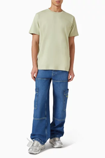 تي شيرت بقصة ضيقة وشعار الأسهم بحبر قطن