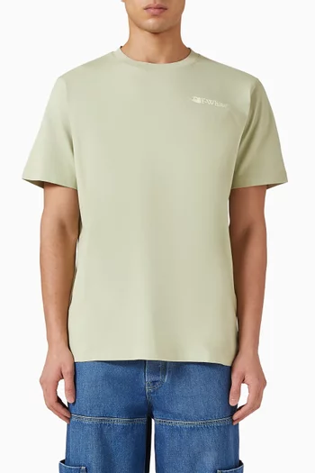 تي شيرت بقصة ضيقة وشعار الأسهم بحبر قطن