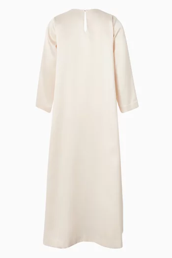 فستان مزين بتطريزات ستان