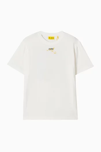 تي شيرت بطبعة شعار الماركة بطلاء متناثر وخطوط مائلة قطن