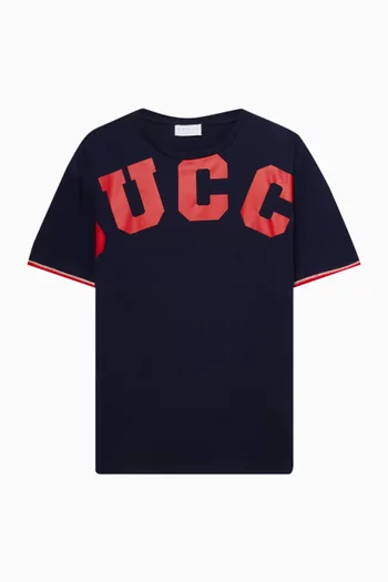 تي شيرت بفتحة رقبة مستديرة وشعار الماركة