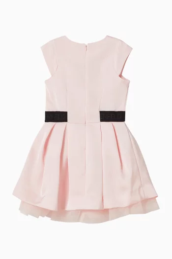 فستان بلا أكمام وشعار الماركة بلون مغاير