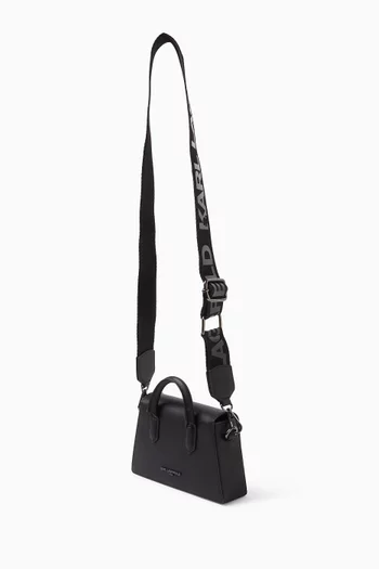 حقيبة يد بحلي وشعار الماركة