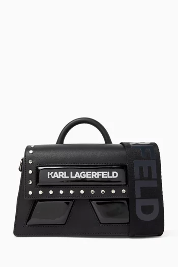 حقيبة يد بحلي وشعار الماركة