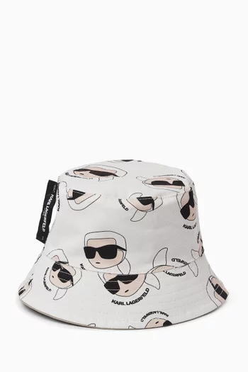 قبعة بوجهين وشعار الماركة