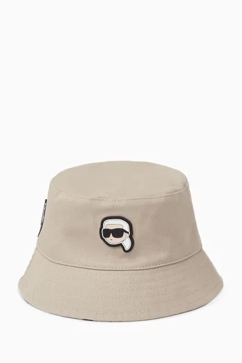 قبعة بوجهين وشعار الماركة