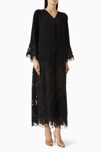 عباية بحواف دانتيل وتطريزات