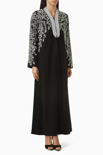 عباية مزينة بتطريزات بالخرز