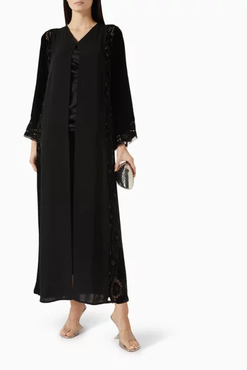 عباية بحواف دانتيل وتطريزات