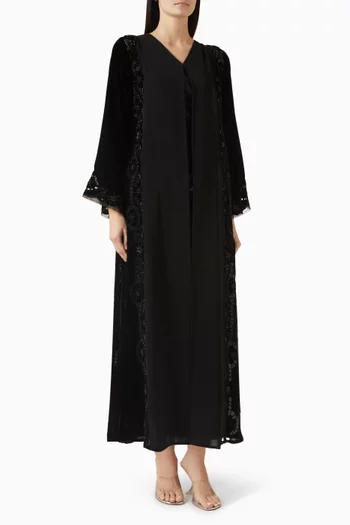 عباية بحواف دانتيل وتطريزات