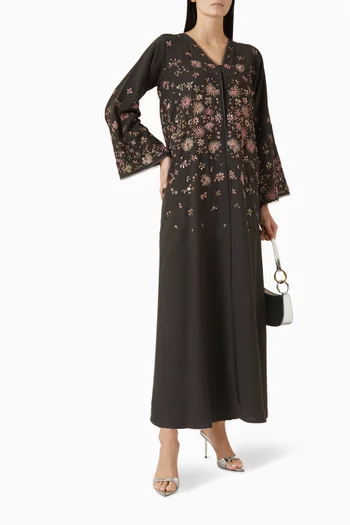 عباية مزينة بتطريزات بالخرز