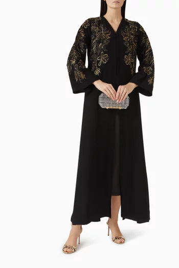 عباية مزينة بتطريزات بالخرز