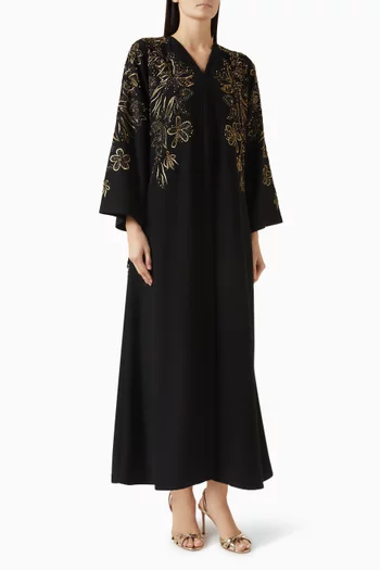 عباية مزينة بتطريزات بالخرز