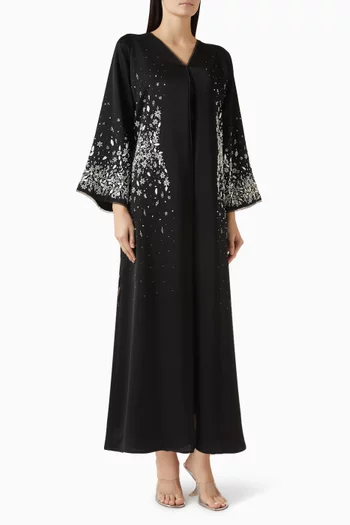 عباية مزينة بتطريزات بالخرز