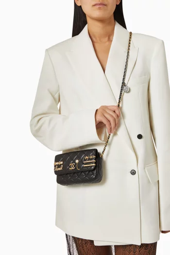 حقيبة صغيرة بسلسلة وشعار الماركة جلد عجل مبطن