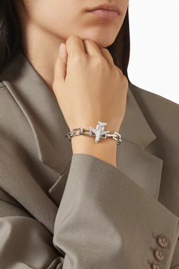 حلية بتصميم طائرة مرصعة بأحجار