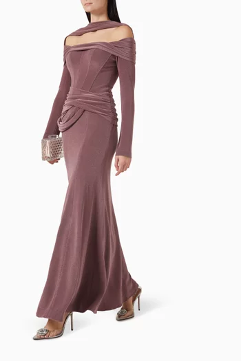 فستان سهرة بقصة ذيل السمكة وأكتاف مكشوفة