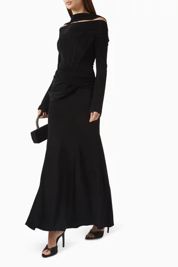 فستان سهرة بقصة ذيل السمكة وأكتاف مكشوفة