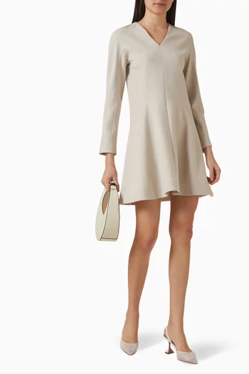 فستان قصير بفتحة رقبة على شكل حرف V‏