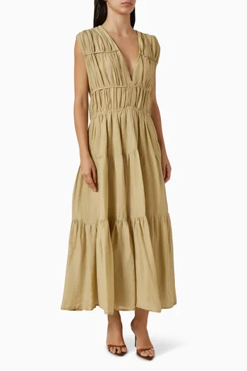 فستان طويل ومتعدد الطبقات