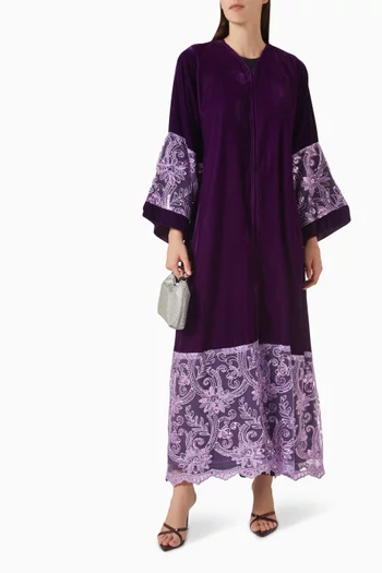 عباية بتطريزات بارزة بشكل شرّابات تول