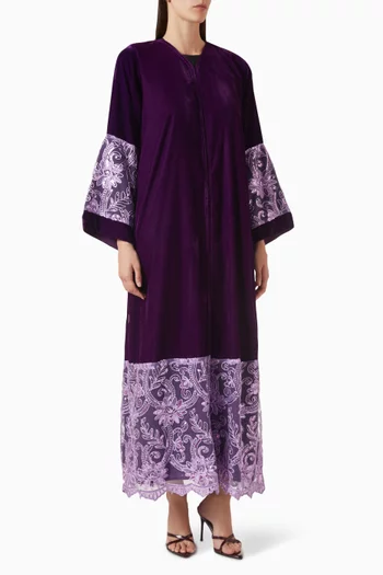 عباية بتطريزات بارزة بشكل شرّابات تول